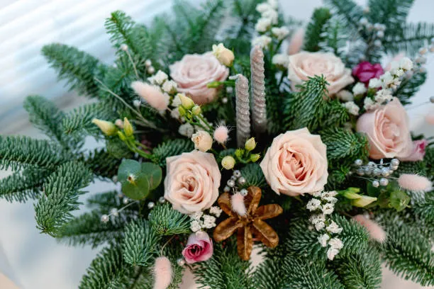 Новогодние композиции из еловых веток и цветов 