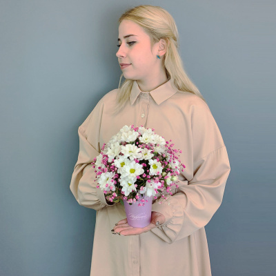 Стаканчик с хризантемой и розовой гипсофилой N 66995-Р