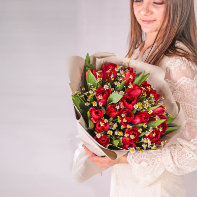 Букеты из красных тюльпанов с ромашками для мамы и дочки 59874