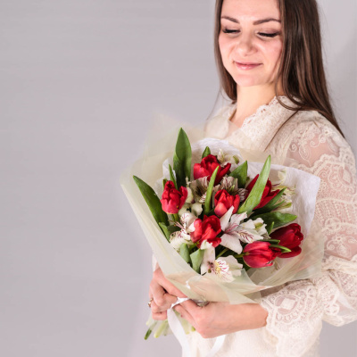 Красные тюльпаны с альстромерией. Небольшой букет 59895