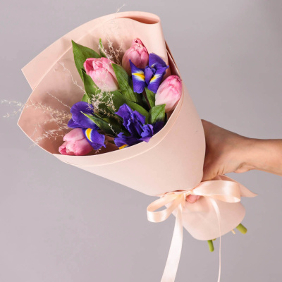 Букет мини из розовых тюльпанов с ирисами 59869