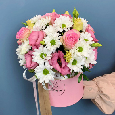 Коробка с цветами из кустовой хризантемы с розами N 66658