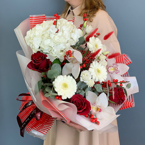 Красно-белый букет с гортензией, орхидеями и ягодами "Чудесное время" арт. 70982