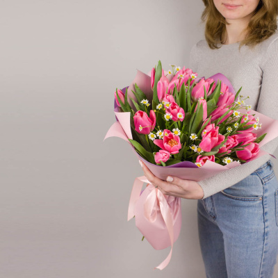 Букет 25 розовых тюльпанов с танацетумом 46335