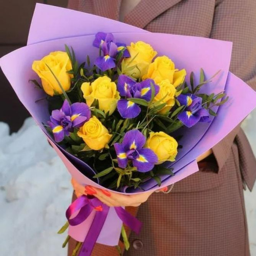 Букет из небольших роз с ирисами "Солнечный" арт. 28935