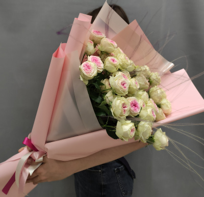 Букет из кустовых пионовидных роз бело-розового цвета N 47537