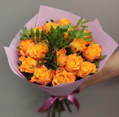 Букет "Мелодия цветов-15" из кенийских оранжевых роз N 7129-Ор