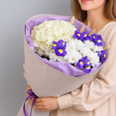 Букет с гортензией и ирисами N 84696