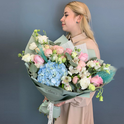 х Букет с гортензией, розами и альстромерией N 66830