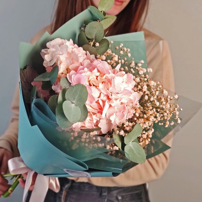 Букет с гортензией и цветной гипсофилой N 51367Дв Букет с гортензией и цветной гипсофилой N 51367Дв