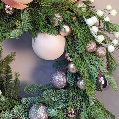 Венок Снежные ягоды из живых хвойных веток нобилис с украшениями N 72254