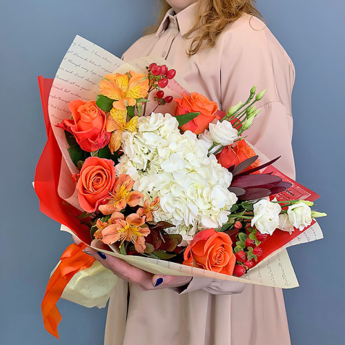 Букет с гортензией и розами оранжевый арт. 70983