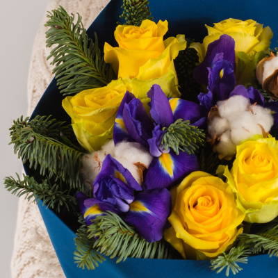 Букет Мороз и солнце с розами, ирисами и еловыми ветками N 72272