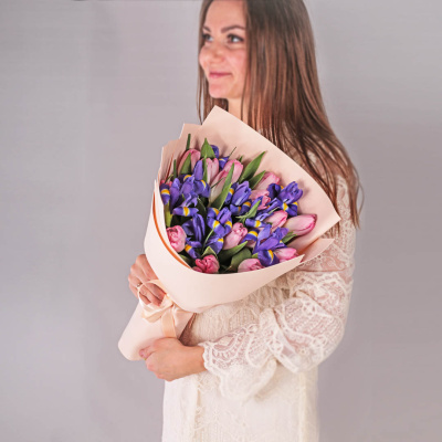 Букет из розовых тюльпанов с ирисами 59870