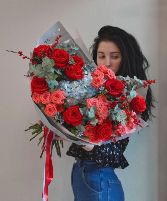 Букет "Королевская песня" из кустовой и Эквадорской розы, гортензии, эвкалипта и илекса. N 27795