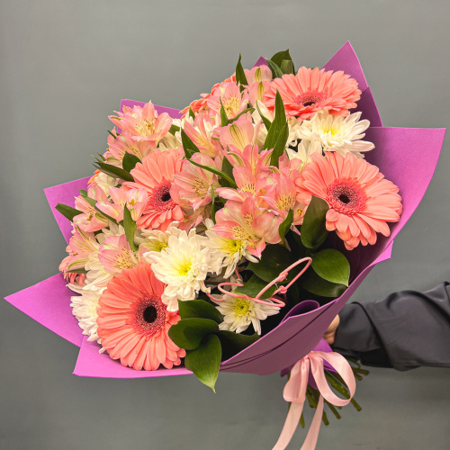 Букет из кустовой хризантемы с герберой и альстромерией "Танец бабочек" арт. 5490