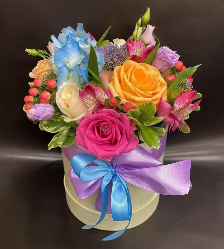 Коробка с цветами "Тропический коктейль" из Эквадорской розы, эустомы, альстромерии арт. 22456