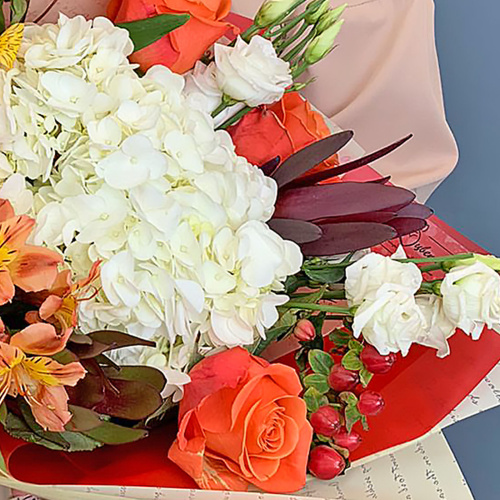 Букет с гортензией и розами оранжевый арт. 70983