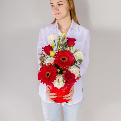 Коробка с цветами красные герберы и розы N 66530Дв